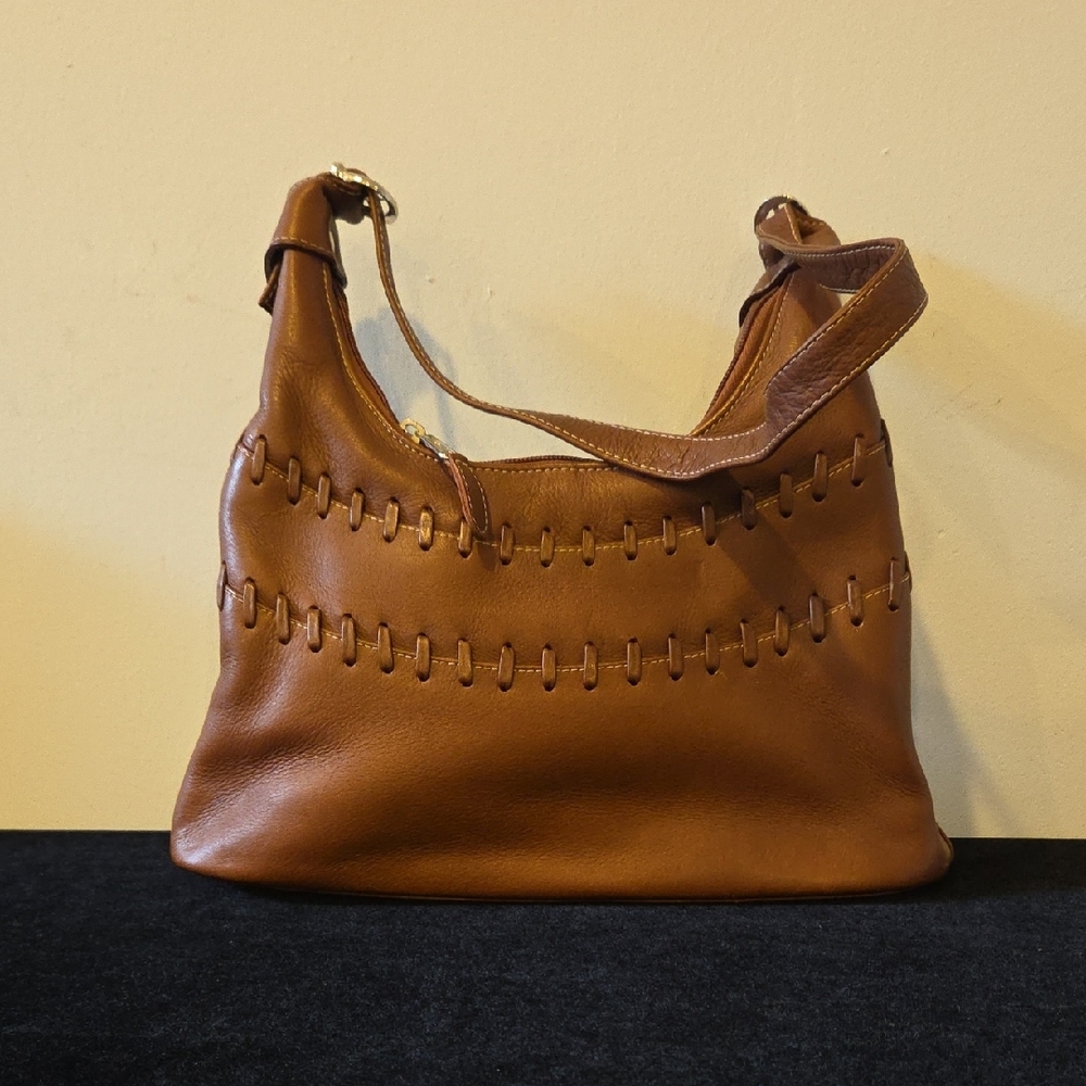 Colombian leather brown shoulder Bag with Artisanal Whipstitch